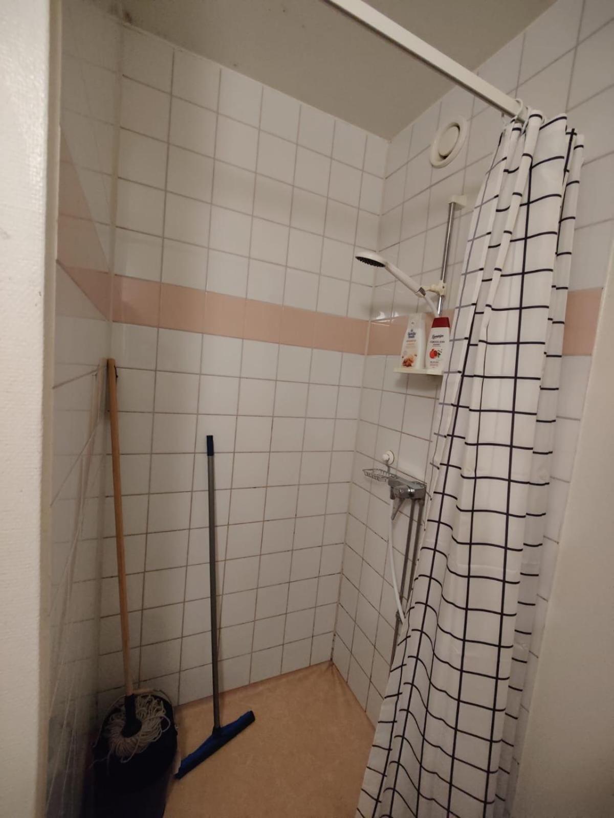 Apartment 20 Mins Away From *